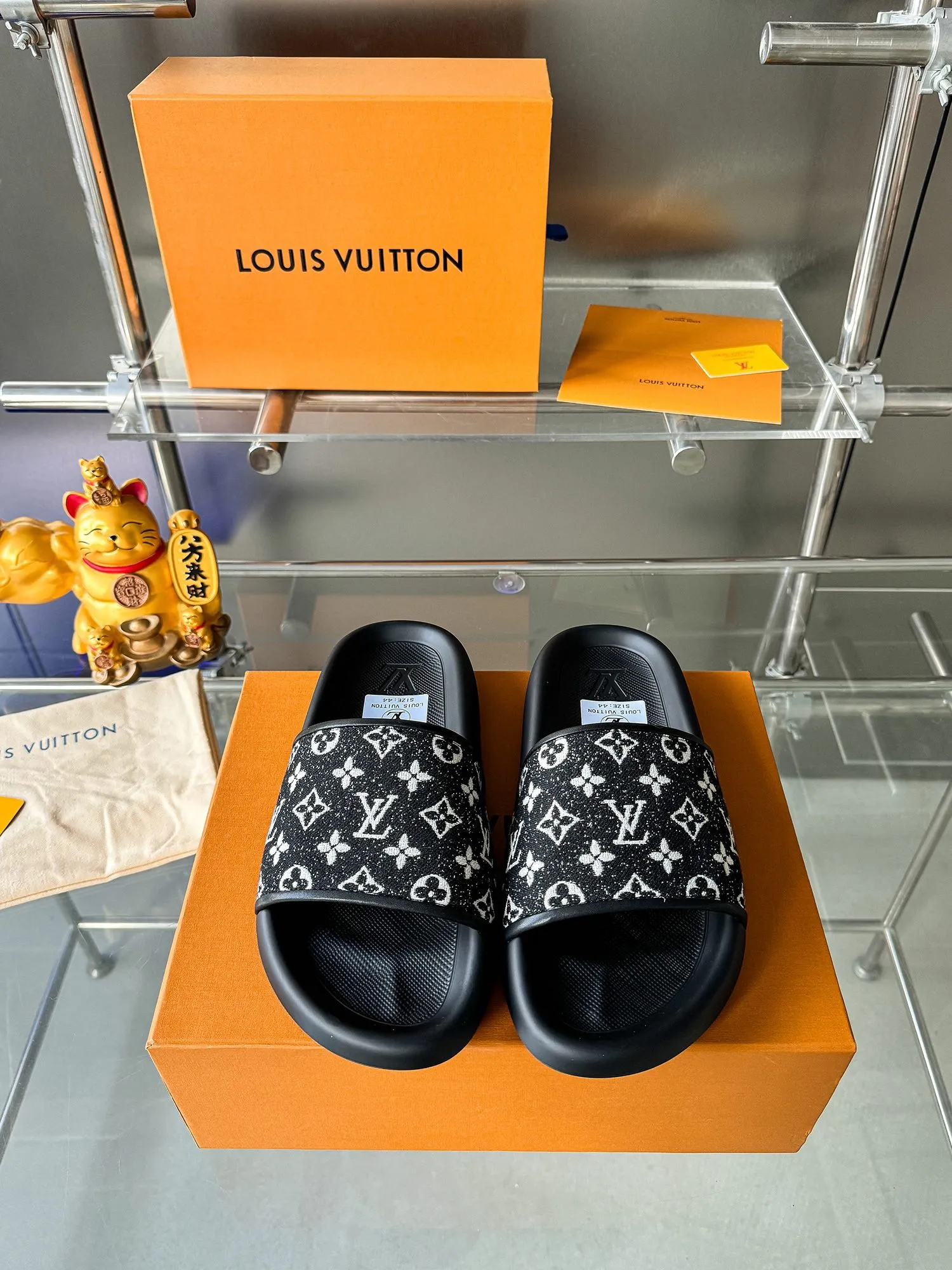 [L Home] P: 300💰 ▪️Shoe size: Women's 35-40 Men's 38-46▪️Packaging: Counter top quality~original packaging Louis Vuitton lv couple's monogram embossed slippers This season, Waterfront sandals return with a new look, and the upper buckle is embossed with Louis Vuitton's iconic Monogram pattern. Made of waterproof rubber with a comfortable and resilient insole. The lightweight, flexible outsole is embossed with the Louis Vuitton logo. Exquisitely packaged at the delivery counter 🛍📦 ▪️Fabric: Original molded rubber foam ▪️Sole: Original molded rubber foam outsole ▪️Sole thickness: 3CM.